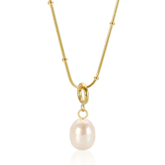 Pauline – Elegant Gold Necklace Featuring a Pearl Pendant