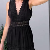 Aurélie | Sophisticated V-Neck Lace Dress
